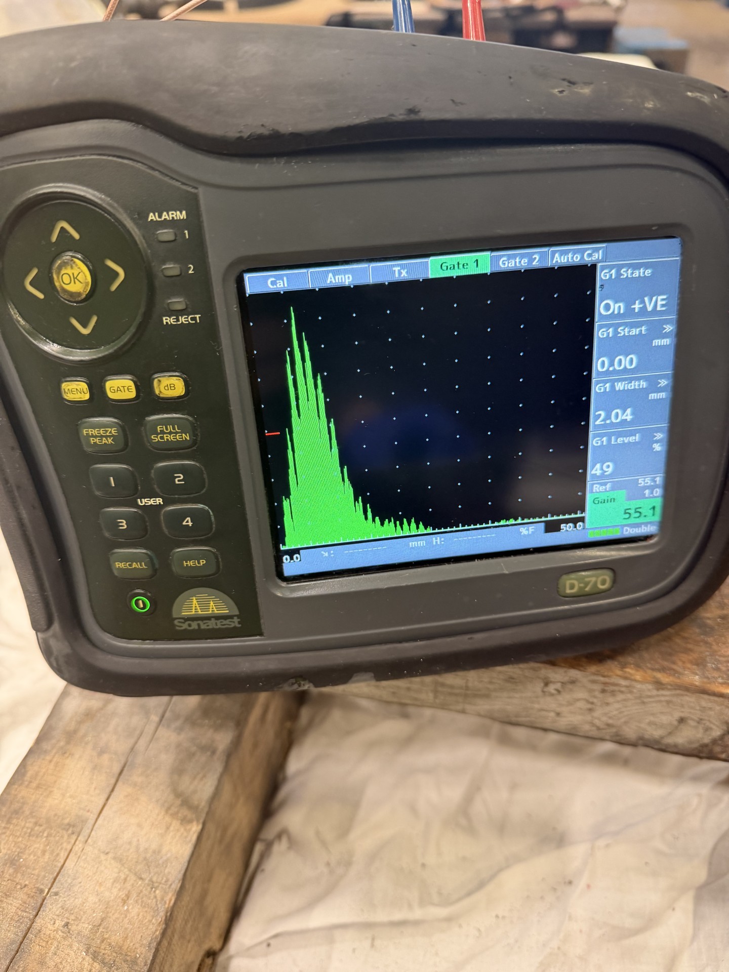 Ultrasonic inspection equipment displaying a test signal